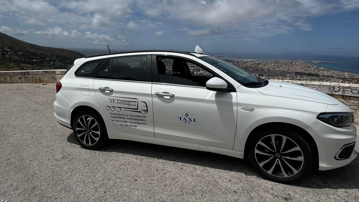Taxi con vista sulla città di Trapani e sul mare